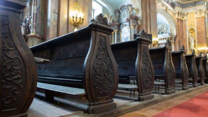 vasárnapi hirdetés templomi padok